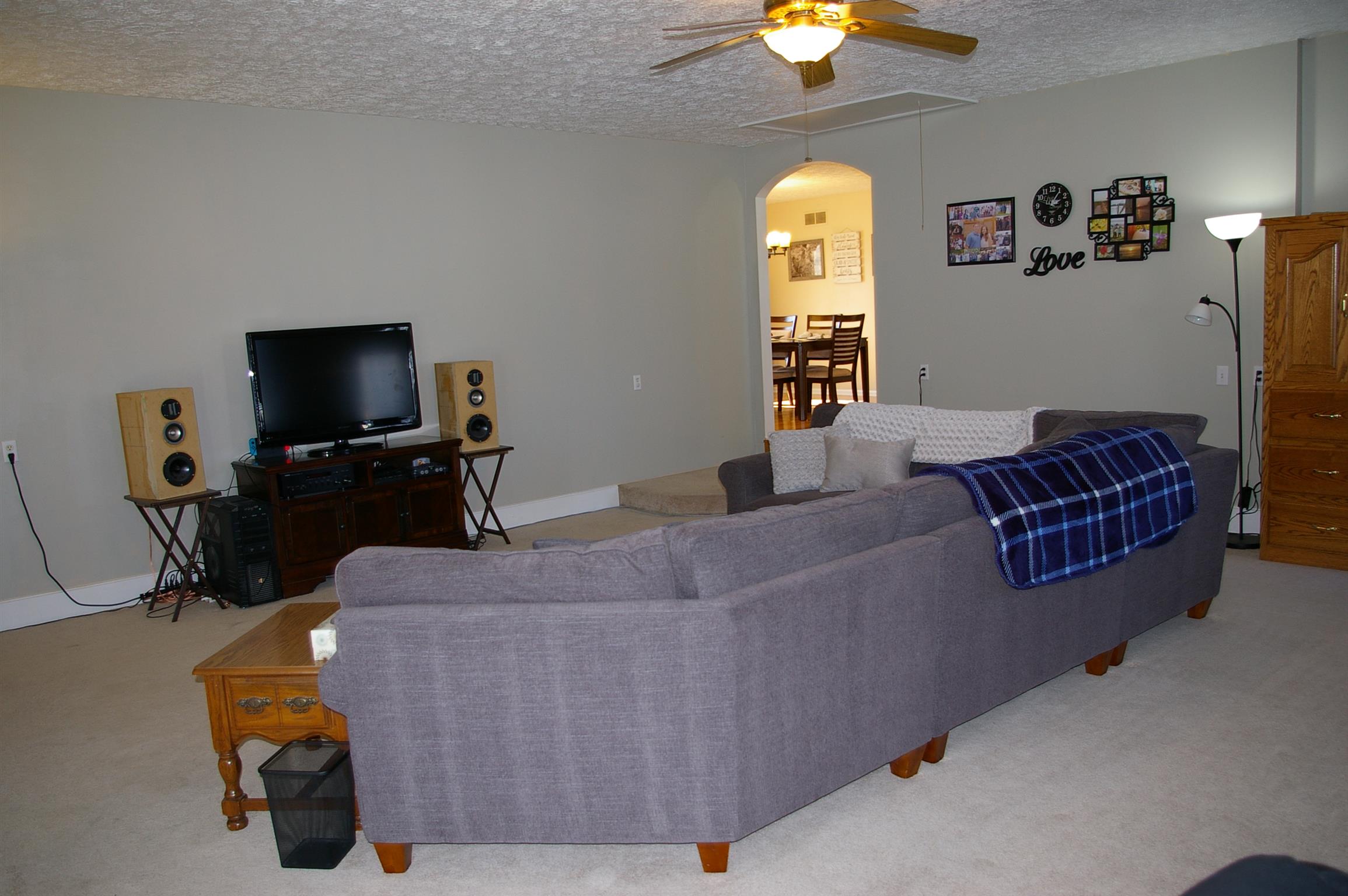 44 Old Pocahontas Road Manchester, TN 37355 - Photo 9 of 20 a living room with furniture and a flat screen tv