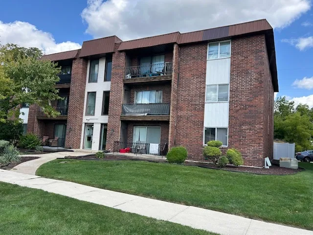 $103,000 | 17701 Park Boulevard, Unit 203, Lansing, IL 60438