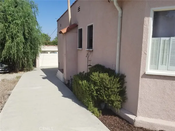 a view of a backyard of the house