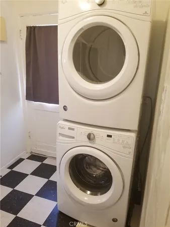 a close up view of a washer and dryer