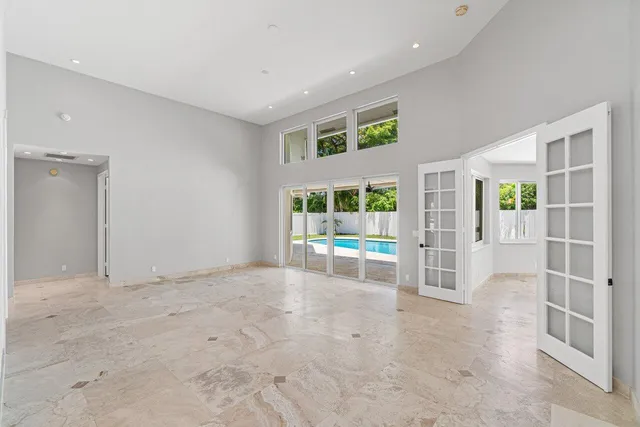 a view of livingroom with furniture
