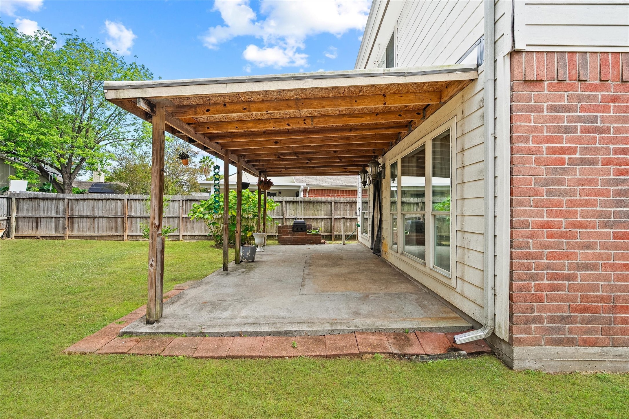 5426 Bourgeois Road Houston, TX 77066 - Photo 20 of 43 Spacious covered patio perfect for outdoor entertaining, overlooking a lush, fenced backyard for privacy and relaxation.