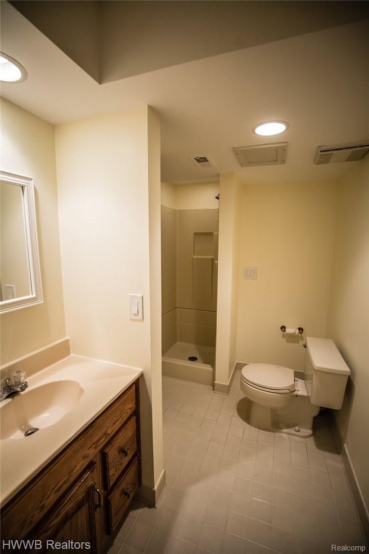 120 Devon Road Bloomfield Hills, MI 48302 - Photo 37 of 45 LL Full Bathroom