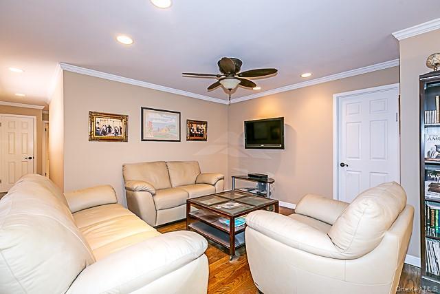 21 Canterbury Road Great Neck, NY 11021 - Photo 4 of 28