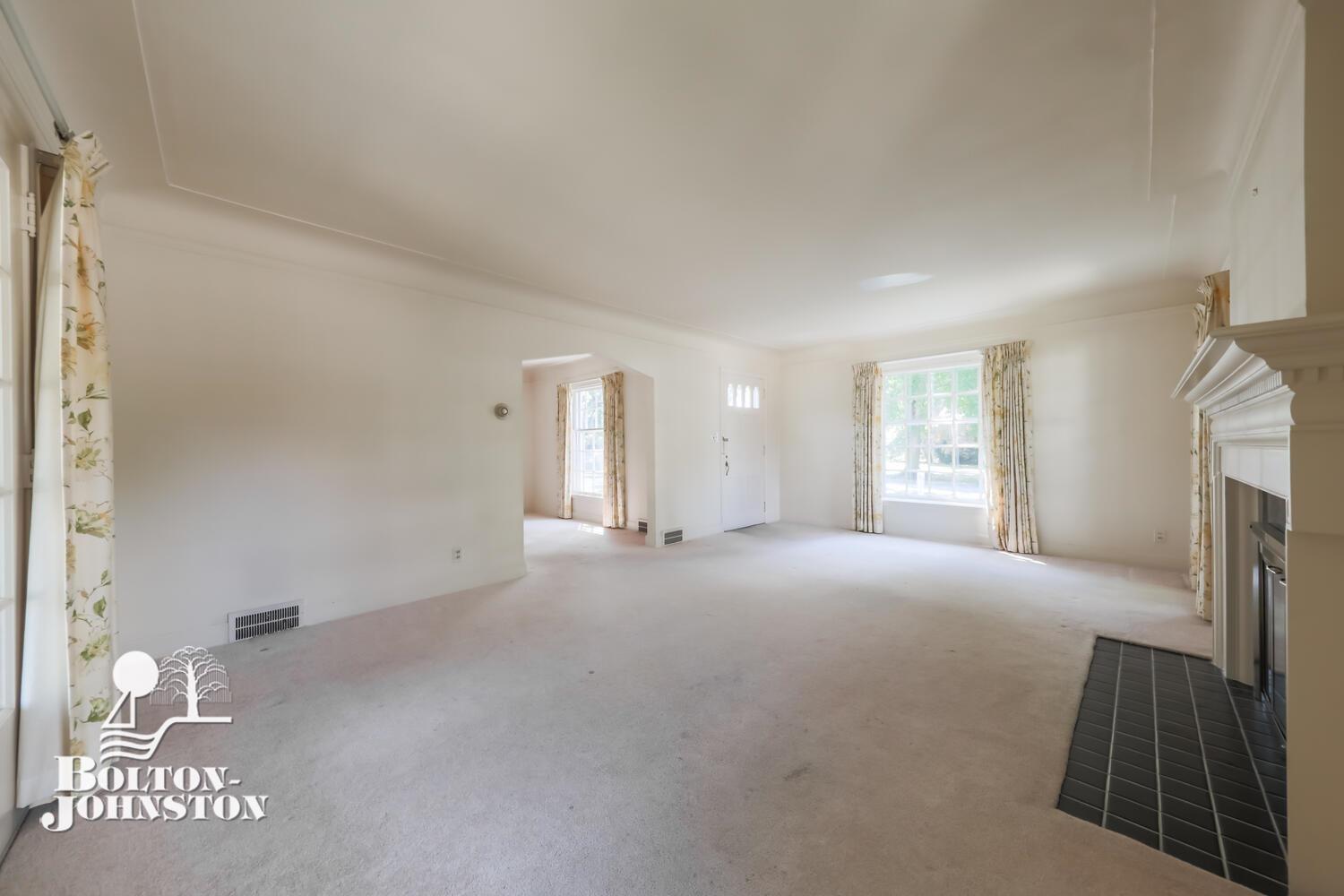 834 Hawthorne Road Grosse Pointe, MI 48236 - Photo 5 of 23 50086493-4.JPG