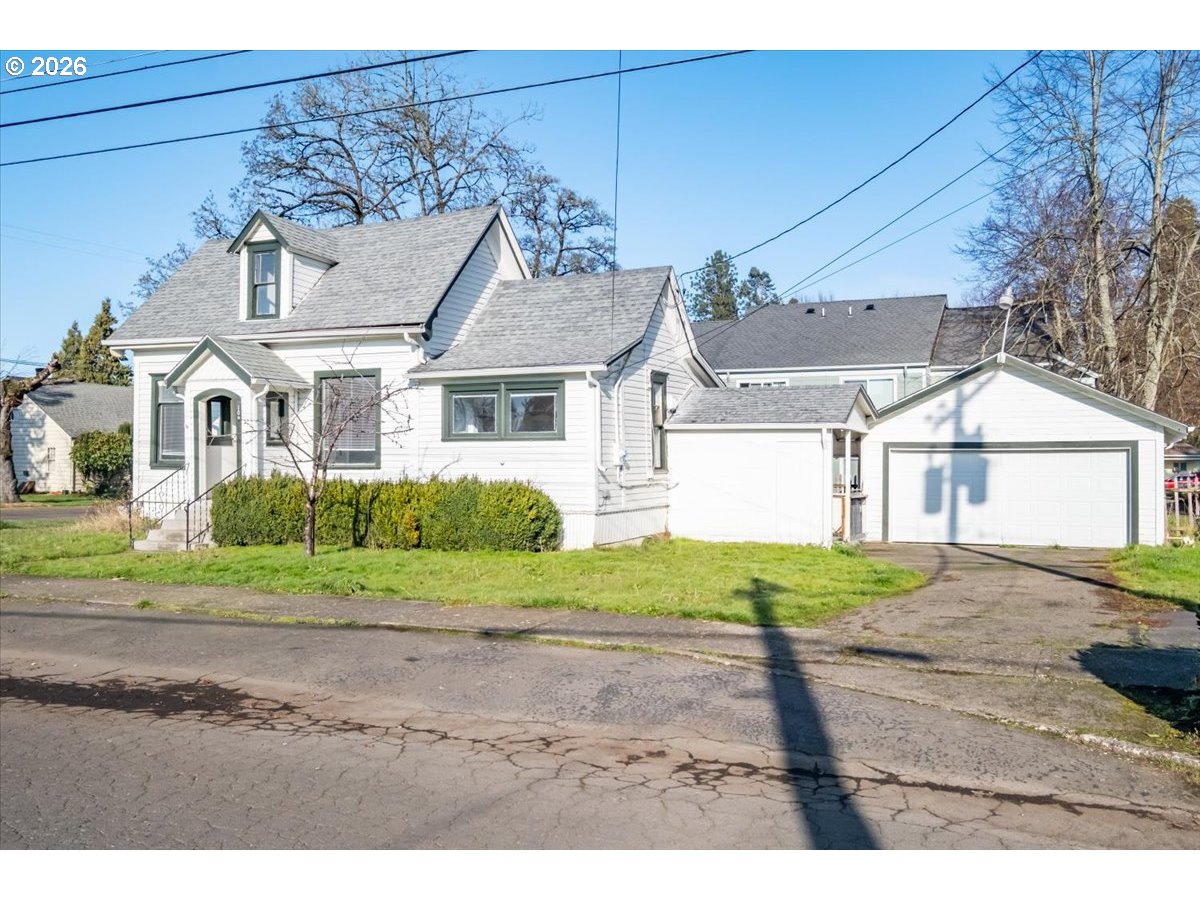 109 East Isabella Street Lebanon, OR 97355 - Photo 2 of 40