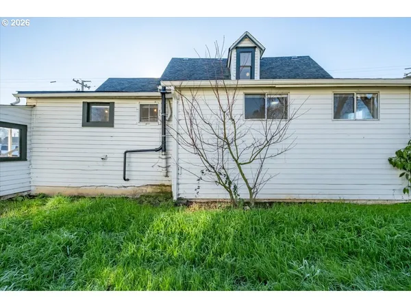 a view of a back yard of the house