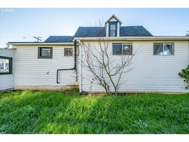 a view of a back yard of the house