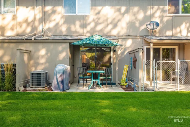 $319,900 | 352 North Eagle Road, Eagle, ID 83616