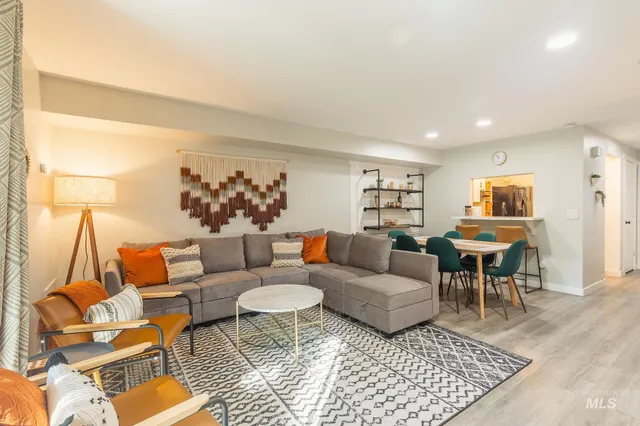 $319,900 | 352 North Eagle Road, Eagle, ID 83616