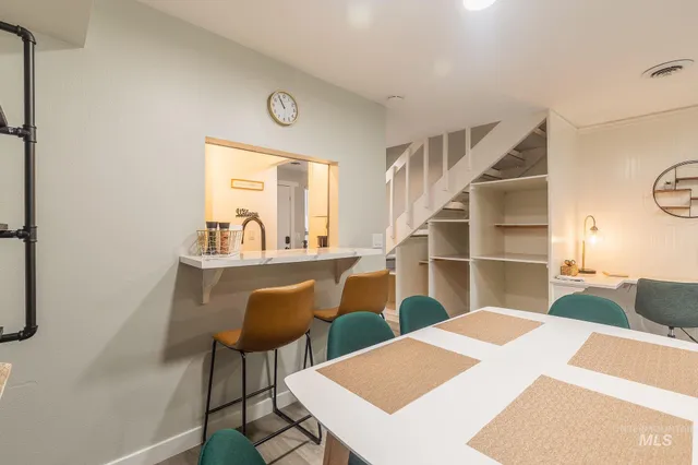 $319,900 | 352 North Eagle Road, Eagle, ID 83616