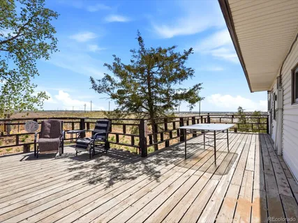 a view of back yard of the house