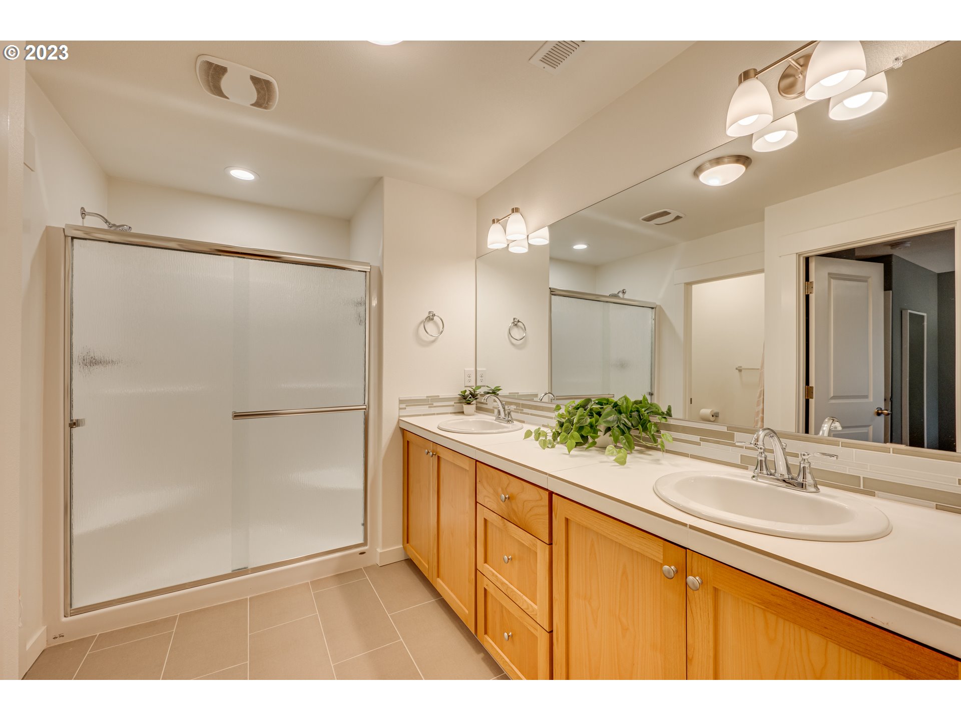 6900 North Montgomery Circle Ridgefield, WA 98642 - Photo 17 of 30 Bathroom, Attached