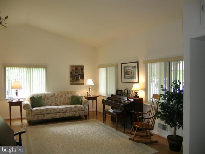 5 Shilling Court Silver Spring, MD 20906 - Photo 3 of 17 Living Room