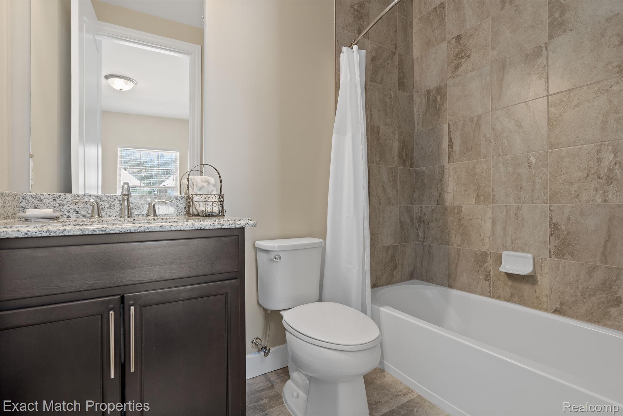 5496 Woodfall Road Clarkston, MI 48348 - Photo 42 of 51 Full ensuite bathroom, perfect for guests!