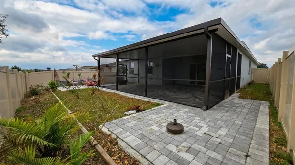 a view of backyard of the house