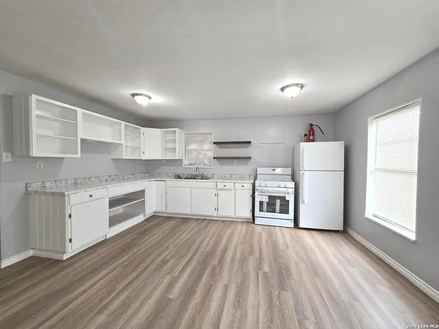 $1,600 | 15233 Oak Street, Lytle, TX 78052