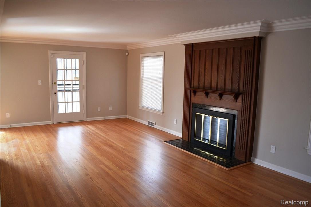 Greenview Living Room (2).JPG