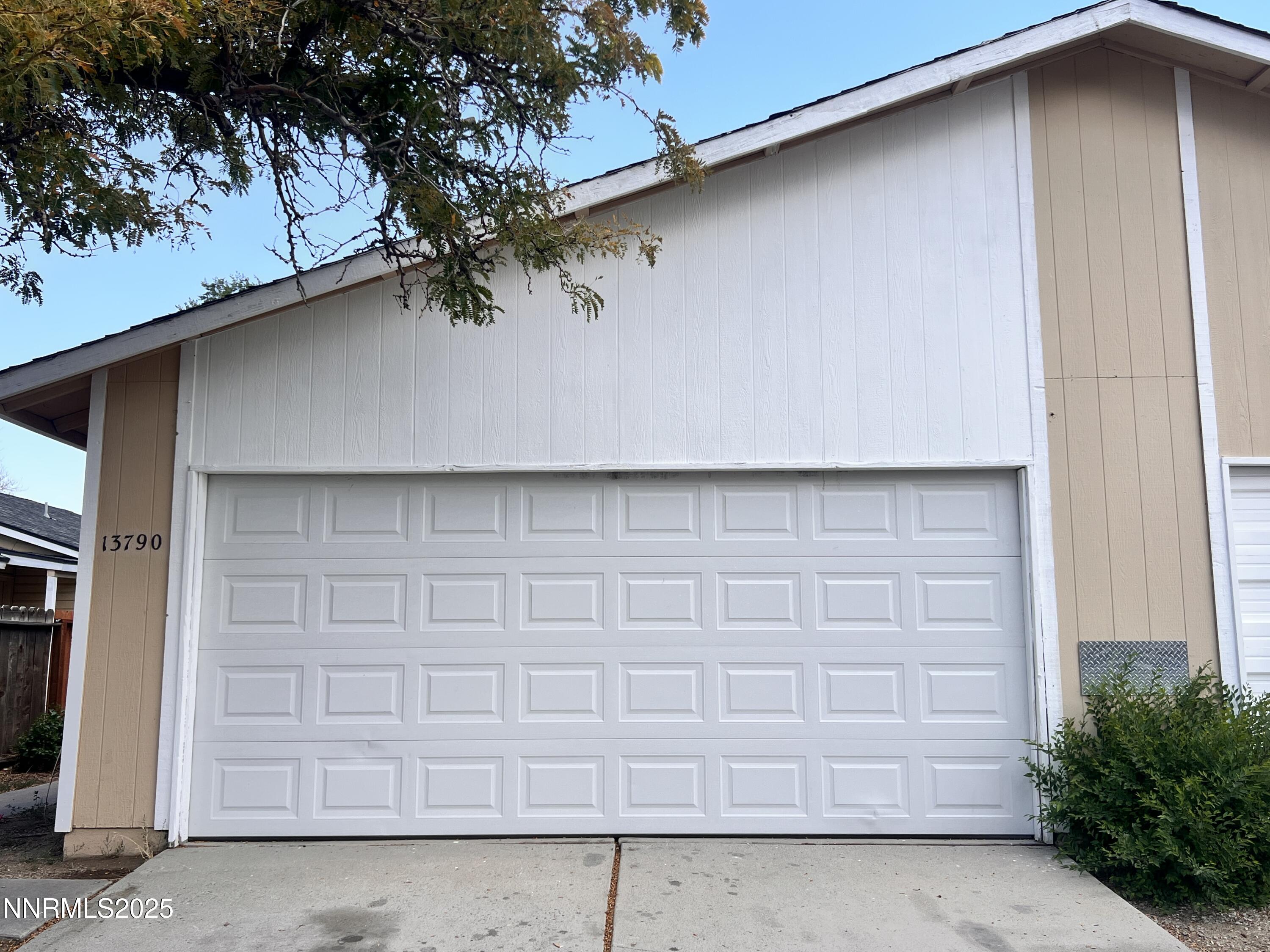 a view of a house with a small tub
