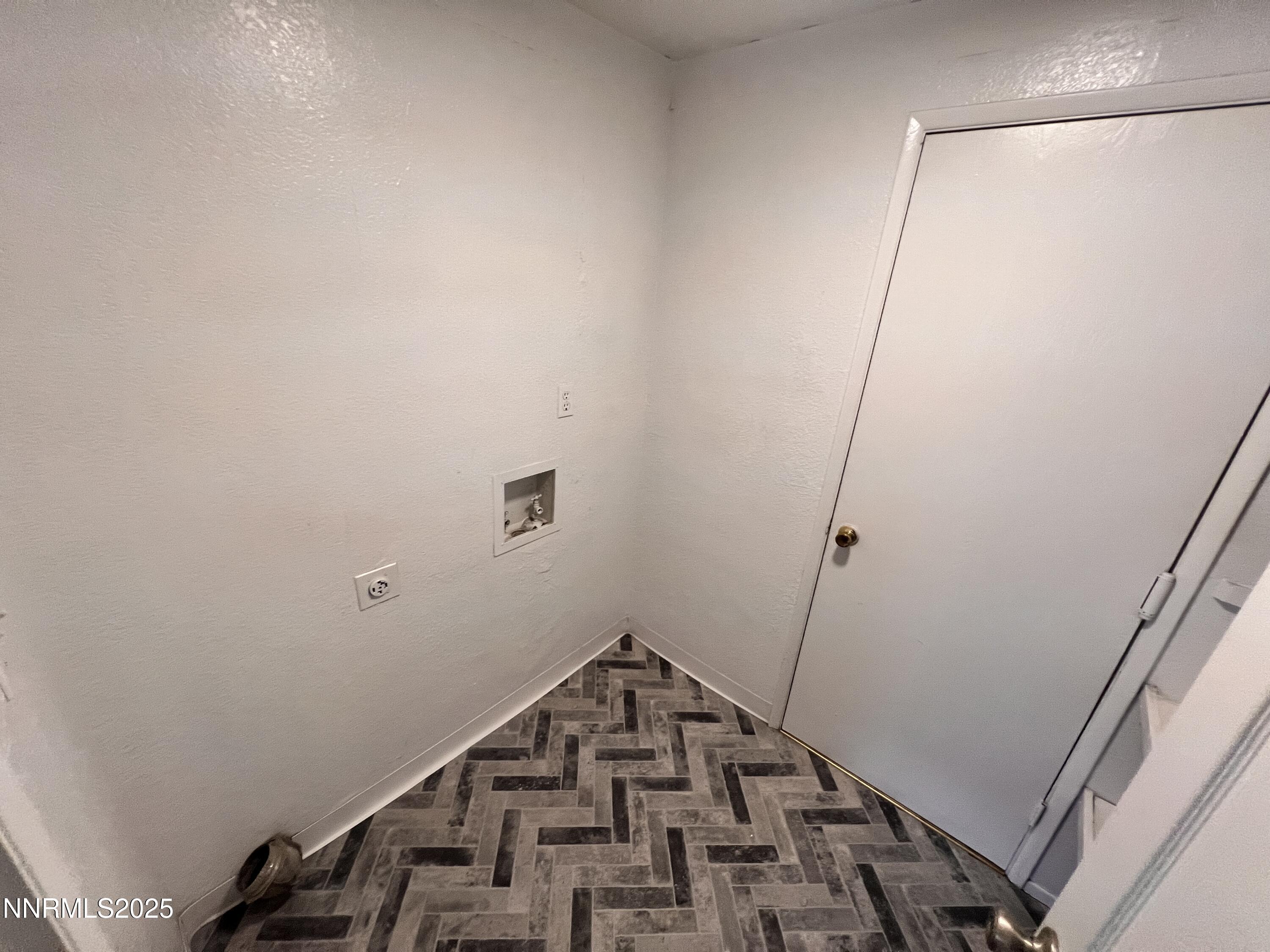 13790 Mt Babcock Street Reno, NV 89506 - Photo 14 of 18 a bathroom with a sink