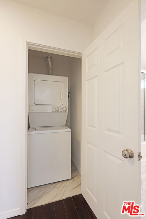 600 Luton Drive Glendale, CA 91206 - Photo 11 of 42 a utility room with dryer and washer