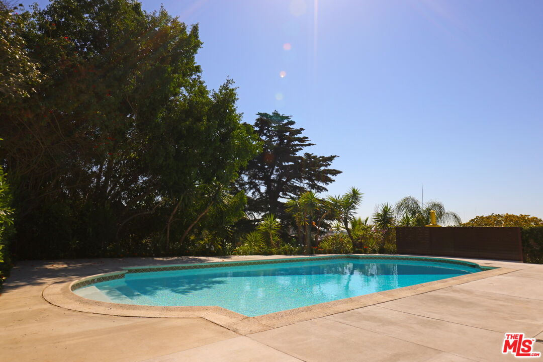 600 Luton Drive Glendale, CA 91206 - Photo 14 of 42 a view of outdoor space and yard