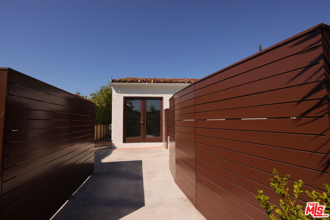 600 Luton Drive Glendale, CA 91206 - Photo 23 of 42 a view of entryway