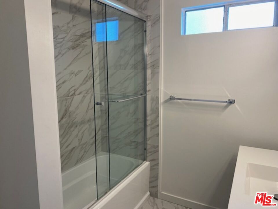 600 Luton Drive Glendale, CA 91206 - Photo 9 of 42 a bathroom with a bathtub