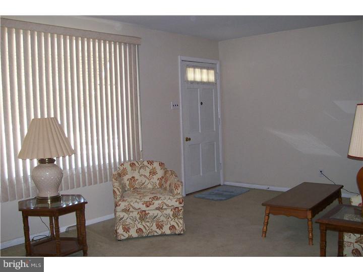 11931 Covert Road Philadelphia, PA 19154 - Photo 5 of 25 Living Room