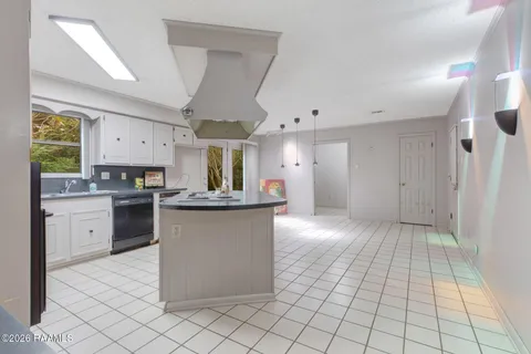 $350,000 | 7867 Main Highway, St. Martinville, LA 70582