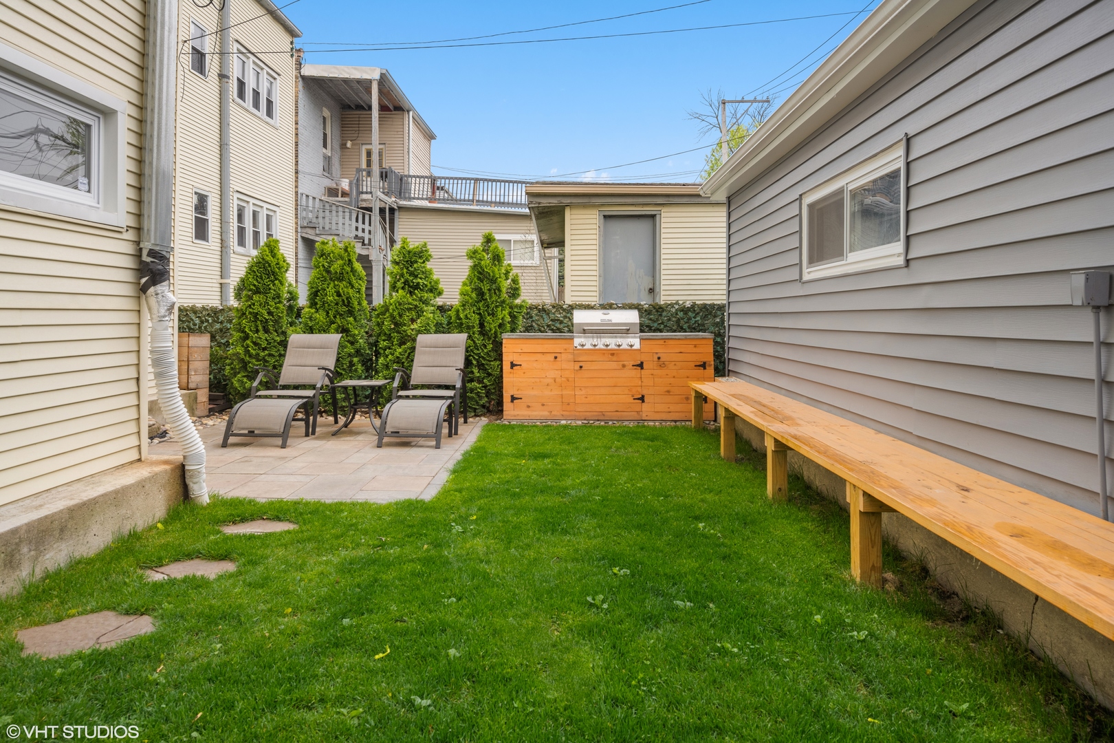 4944 North Drake Avenue, Unit 2 Chicago, IL 60625 - Photo 13 of 13 a garden view with a seating space