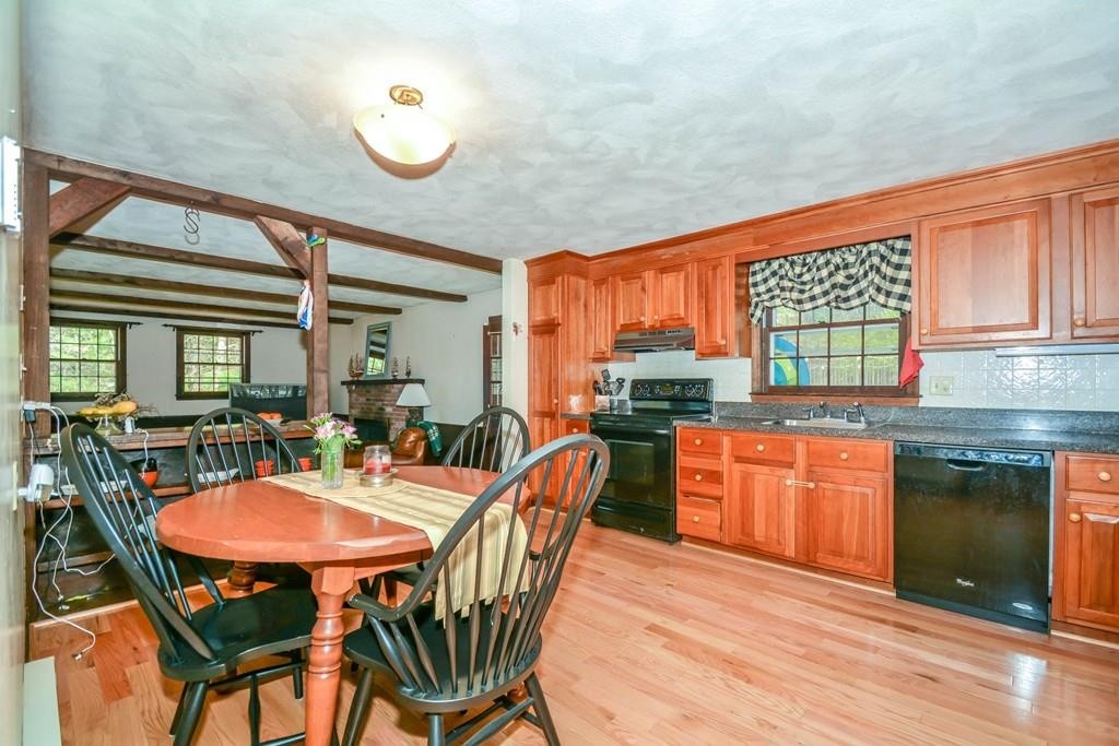703 Middleton Road North Andover, MA 01845 - Photo 3 of 29 Gallery Image 3