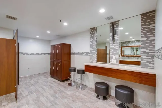 a view of room with a sink and mirror