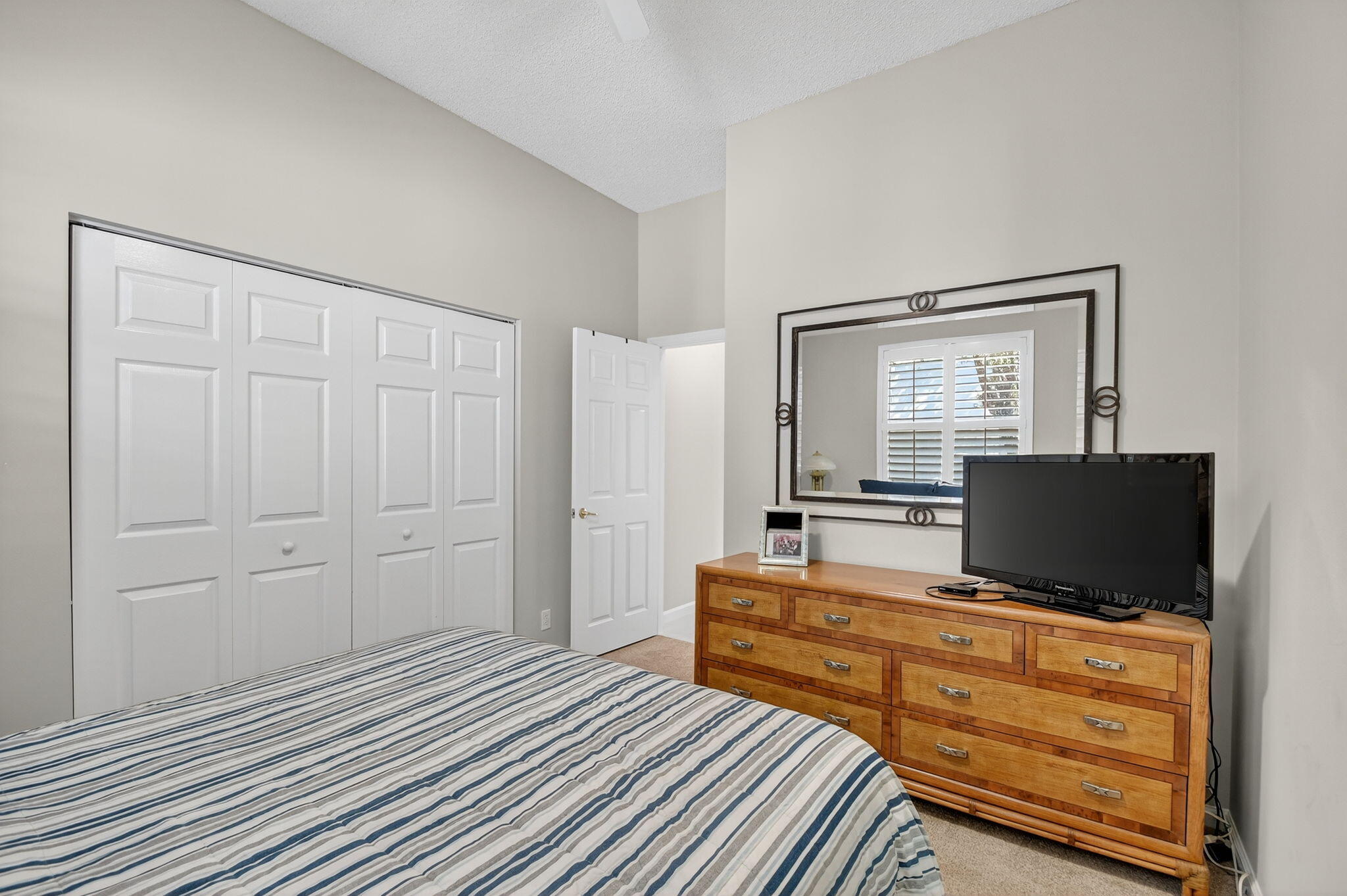 7811 Rockford Road Boynton Beach, FL 33472 - Photo 24 of 72 a room with furniture and flat screen tv