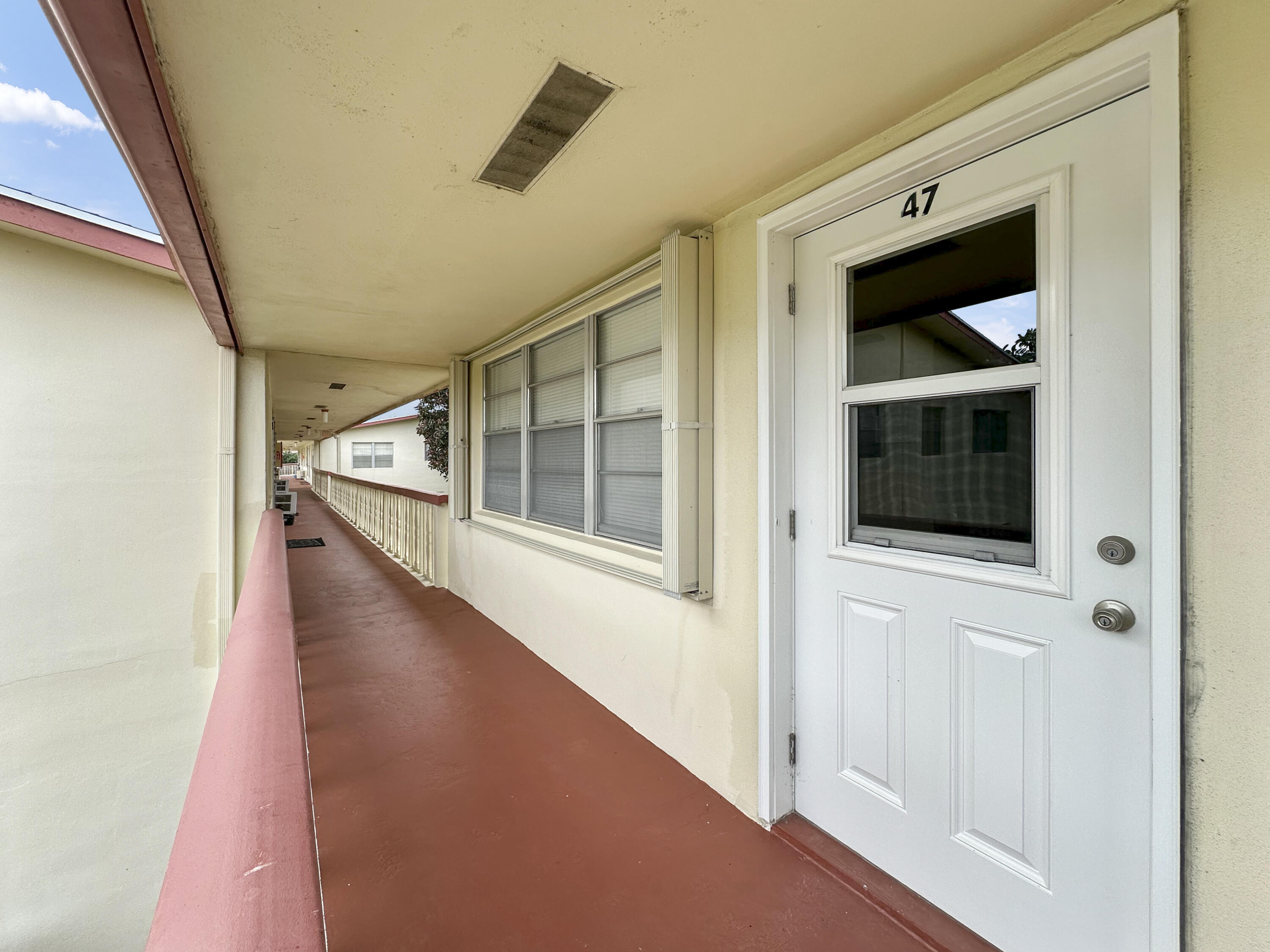 47 Camden B West Palm Beach, FL 33417 - Photo 10 of 36 a view of an entryway with a hallway
