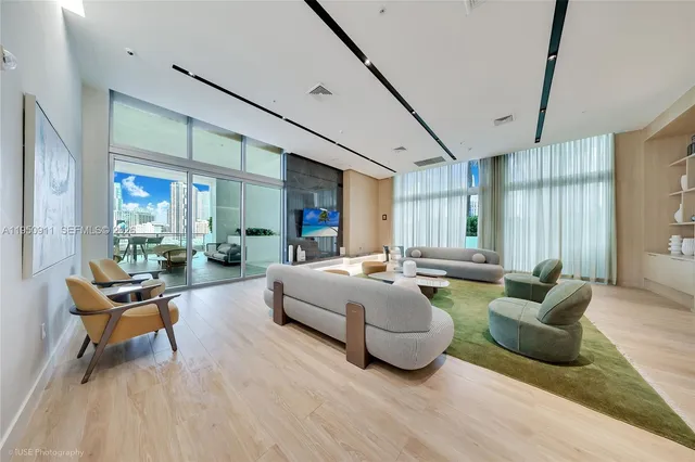 $599,000 | 90 Southwest 3rd Street, Unit 3109, Miami, FL 33130