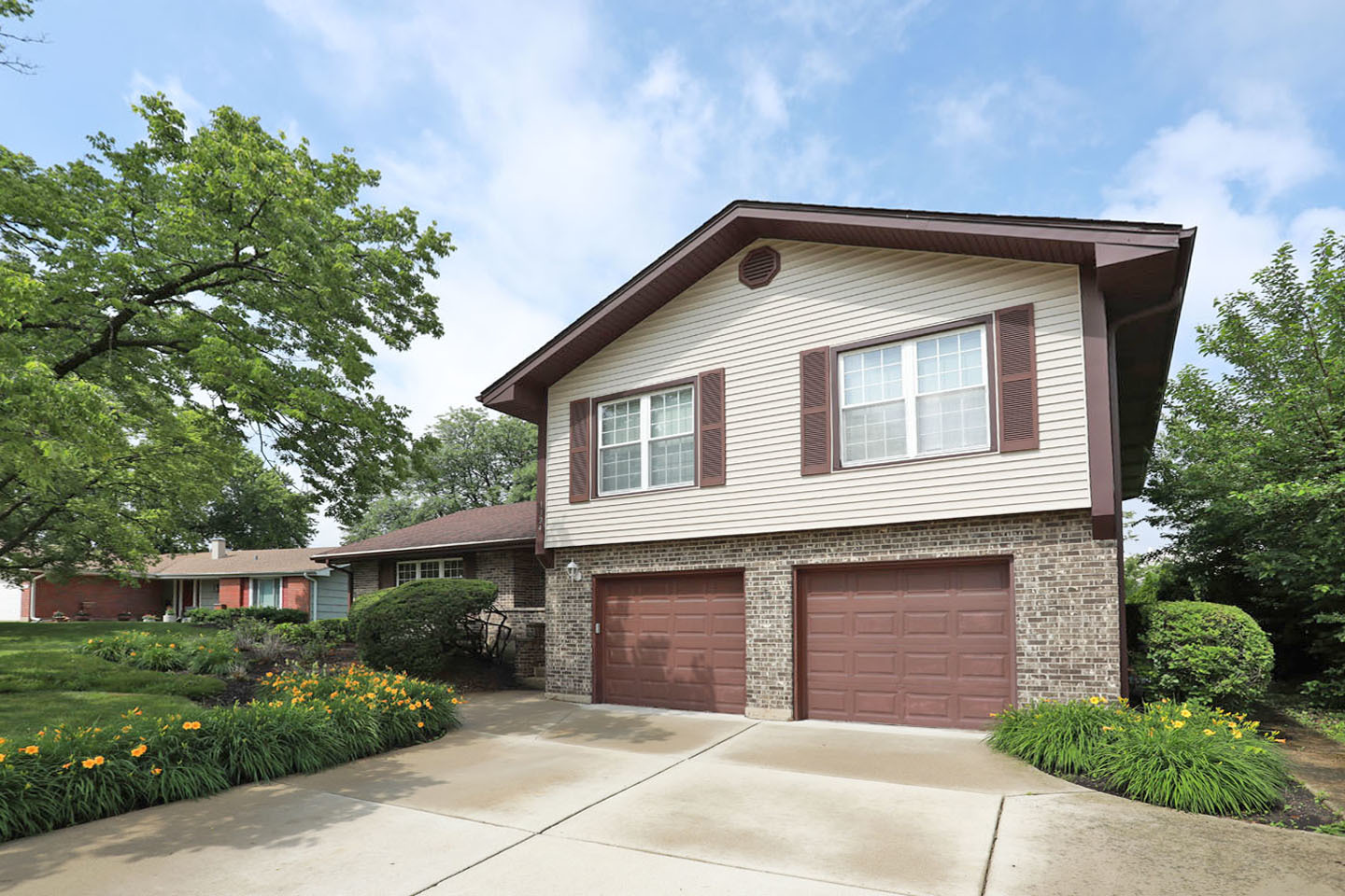 1324 Chartwell Road Schaumburg, IL 60169 - Photo 3 of 36