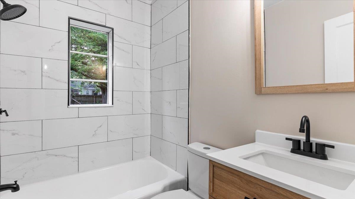 1075 Railton Road Memphis, TN 38111 - Photo 19 of 25 a bathroom with a sink and a bathtub