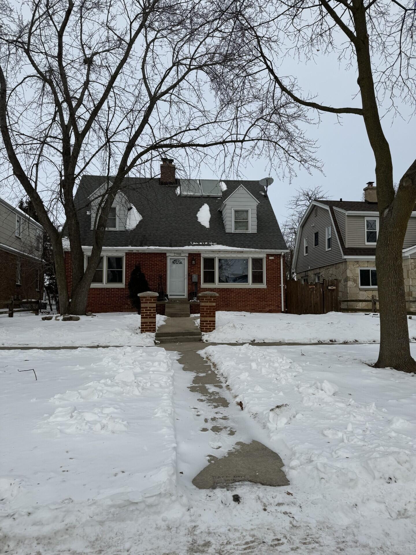 7710 West Keefe Avenue, Unit UPPR Milwaukee, WI 53222 - Photo 2 of 13 c6d3868c-b873-4e4b-b40b-e5bb04ff3467