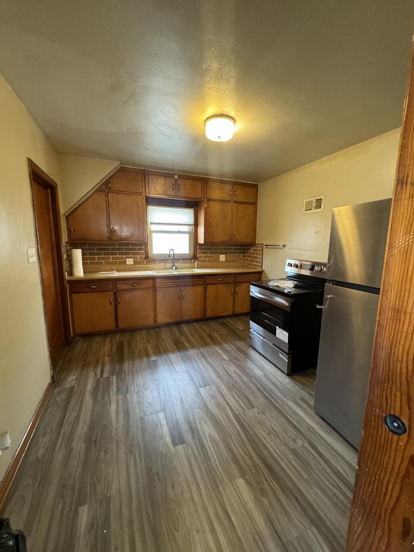 7710 West Keefe Avenue, Unit UPPR Milwaukee, WI 53222 - Photo 5 of 13 Kitchen