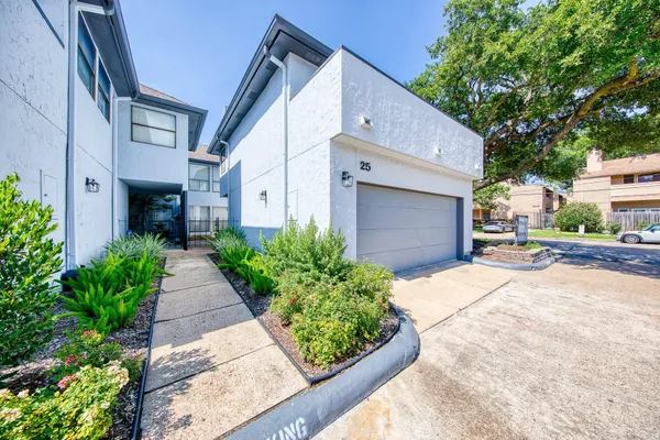 $2,500 | 1914 Augusta Drive, Unit 25, Houston, TX 77057