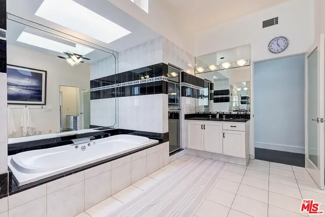 a view of entryway and livingroom