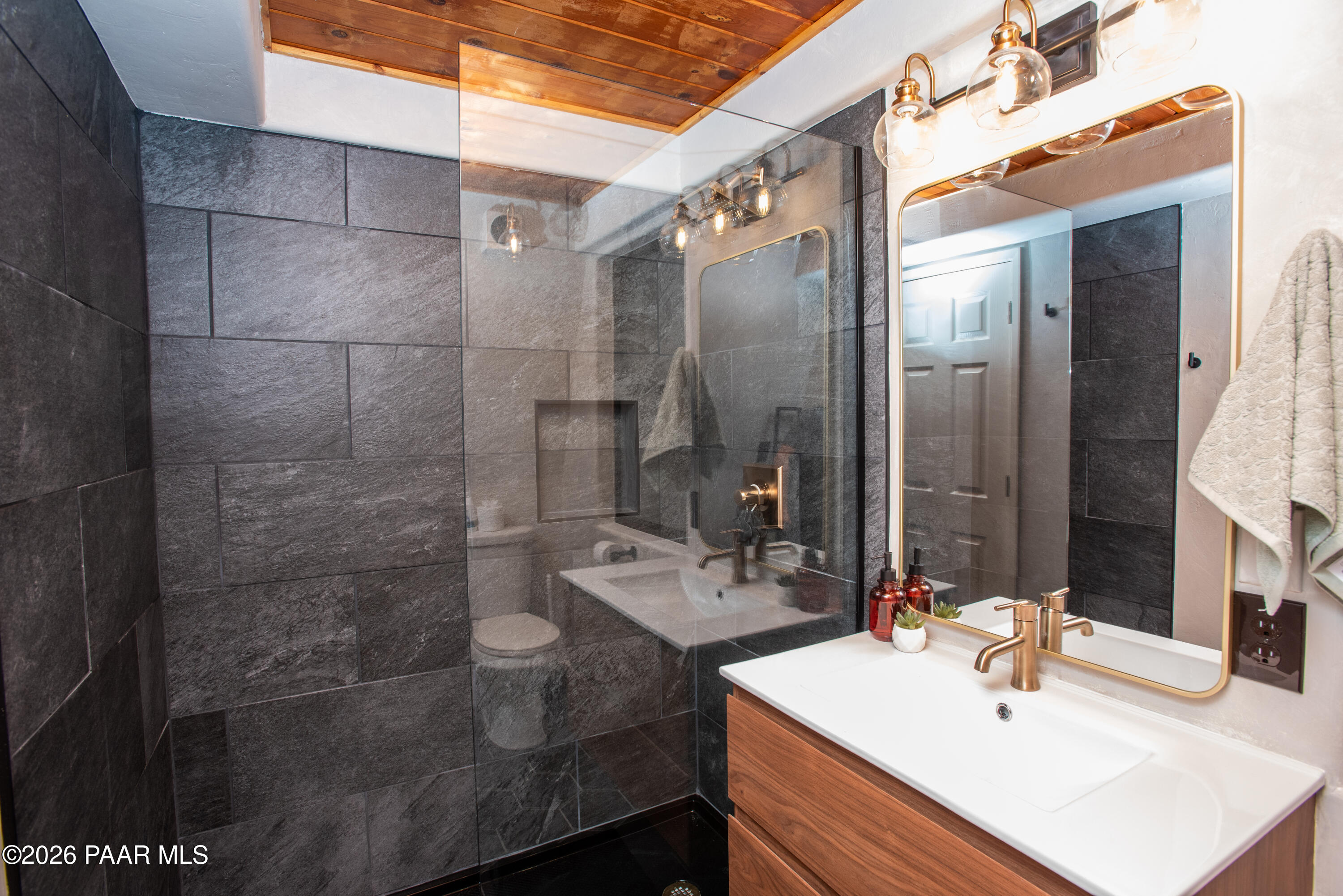 2008 East Empire Road Prescott, AZ 86303 - Photo 16 of 27 Bathroom 2