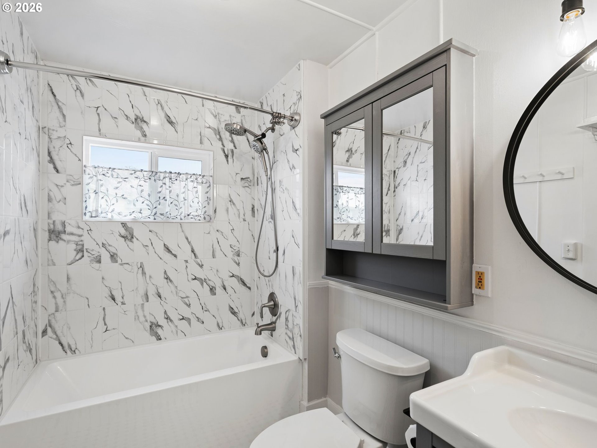 204 South Main Street Newberg, OR 97132 - Photo 17 of 28 a bathroom with a toilet sink and a bathtub