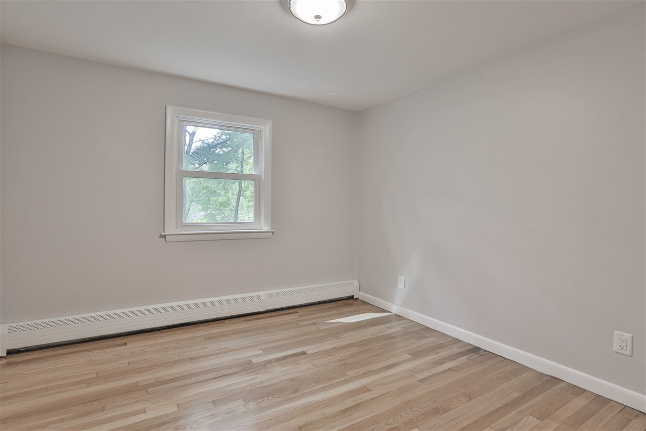 27 Berry Road Derry, NH 03038 - Photo 13 of 20