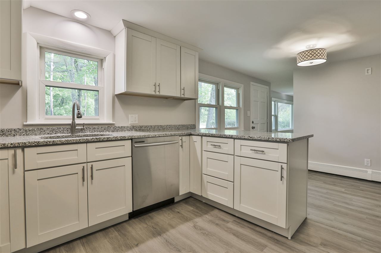27 Berry Road Derry, NH 03038 - Photo 6 of 20