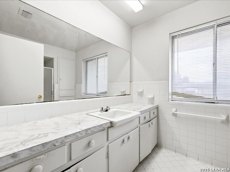 134 Robinhood Kenedy, TX 78119 - Photo 17 of 26 a bathroom with a sink and a bathtub