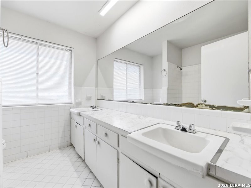 134 Robinhood Kenedy, TX 78119 - Photo 21 of 26 a bathroom with a sink and a bathtub