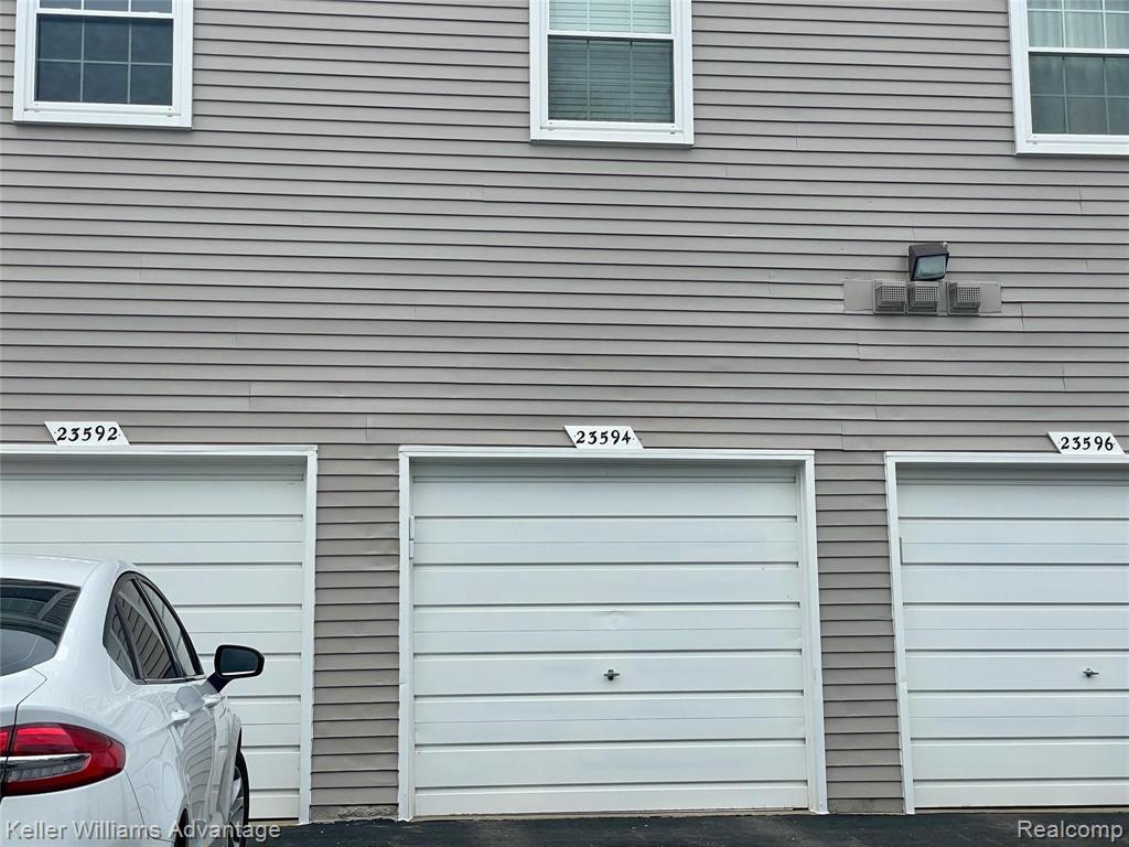 23594 North Rockledge Novi, MI 48375 - Photo 2 of 22