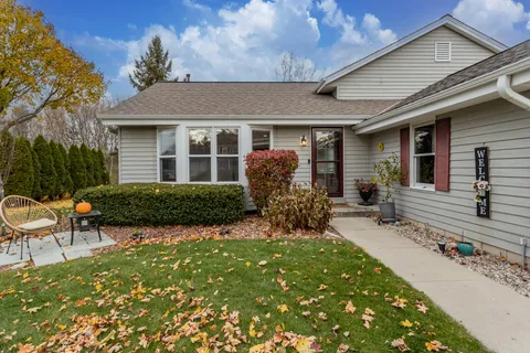 $475,000 | N28W22352 Foxwood Lane, Pewaukee, WI 53186